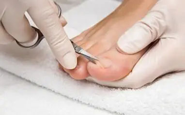 Cómo suavizar las uñas del pie para cortarlas 